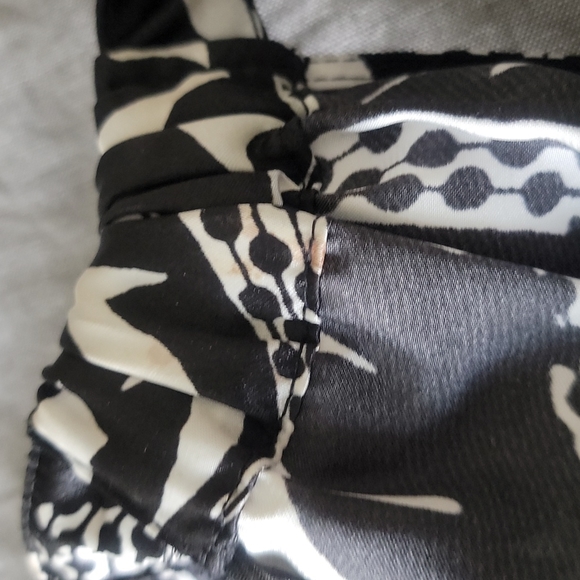 The Limited Keyhole Sleeveless Halter Like Tank - Picture 13 of 13